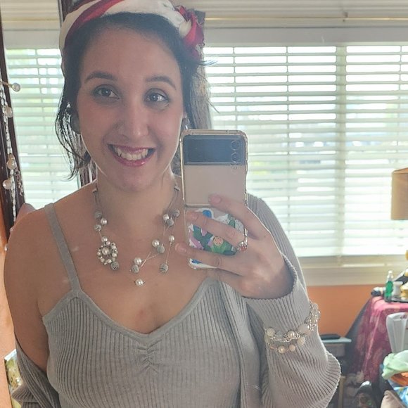 Meet your Posher, Lourdes - Picture 2 of 2